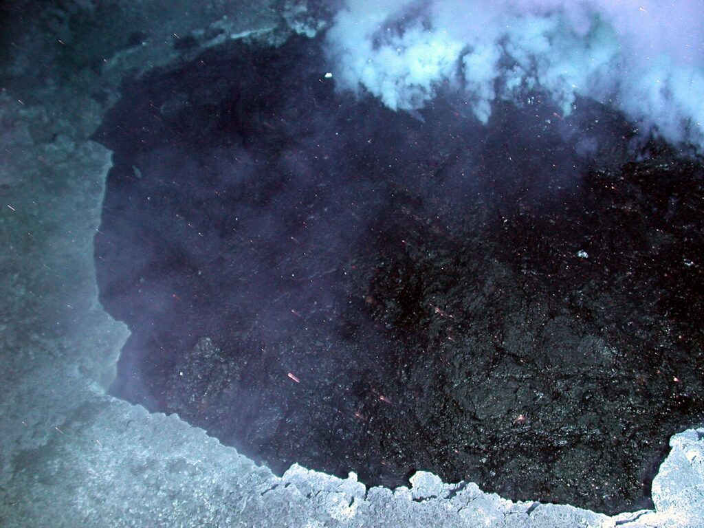sulfur pond at Daikoku Seamount